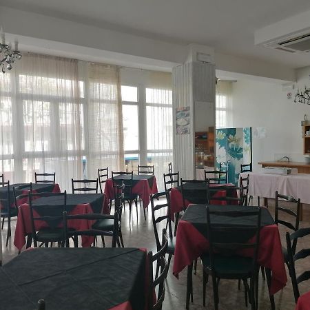 Hotel Nova Dhely Rimini Buitenkant foto