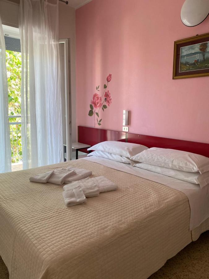 Hotel Nova Dhely Rimini Buitenkant foto