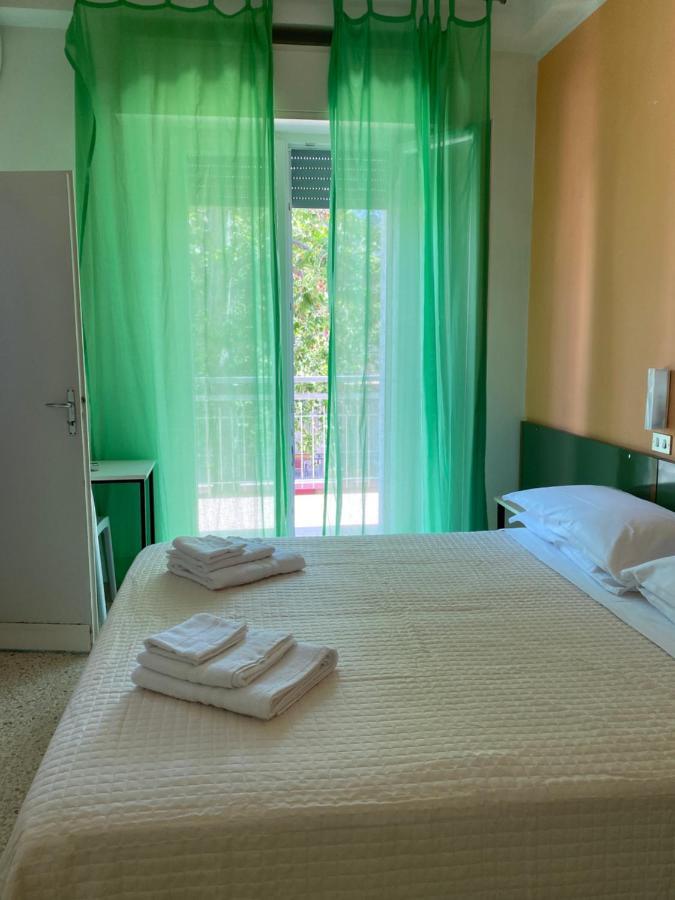 Hotel Nova Dhely Rimini Buitenkant foto