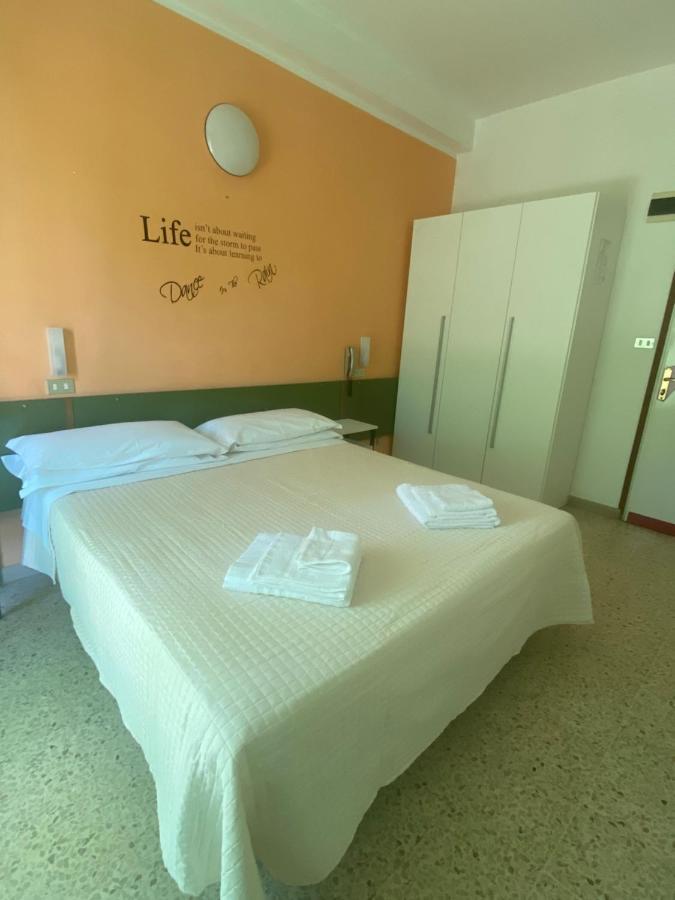Hotel Nova Dhely Rimini Buitenkant foto
