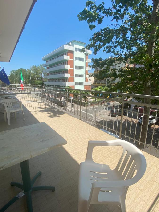 Hotel Nova Dhely Rimini Buitenkant foto