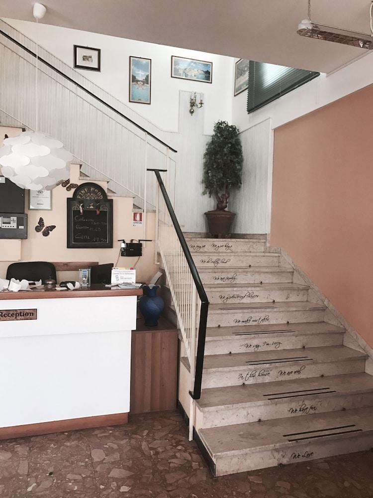 Hotel Nova Dhely Rimini Buitenkant foto