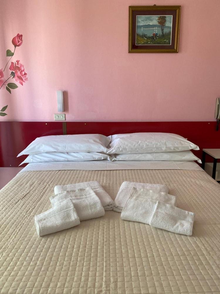 Hotel Nova Dhely Rimini Buitenkant foto