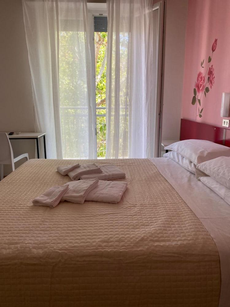 Hotel Nova Dhely Rimini Buitenkant foto