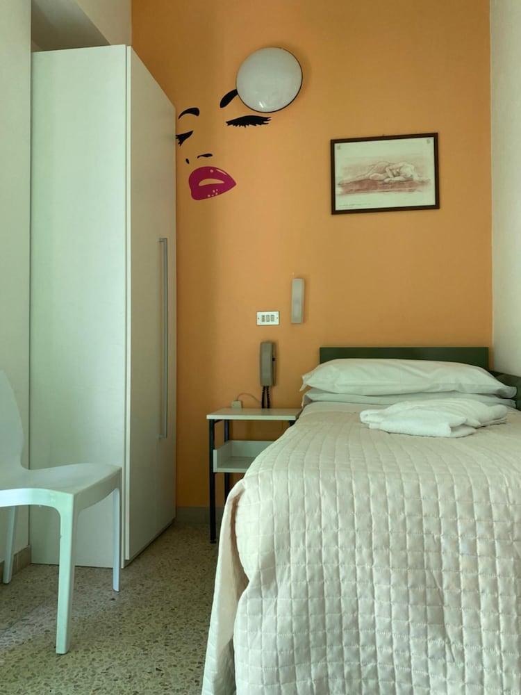 Hotel Nova Dhely Rimini Buitenkant foto