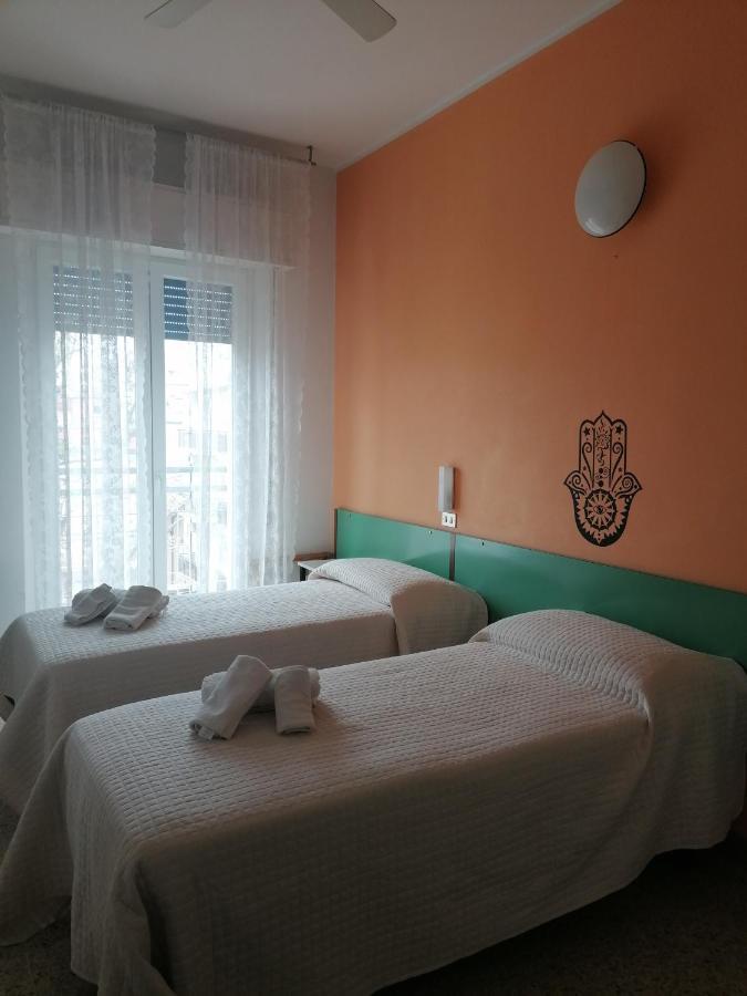 Hotel Nova Dhely Rimini Buitenkant foto