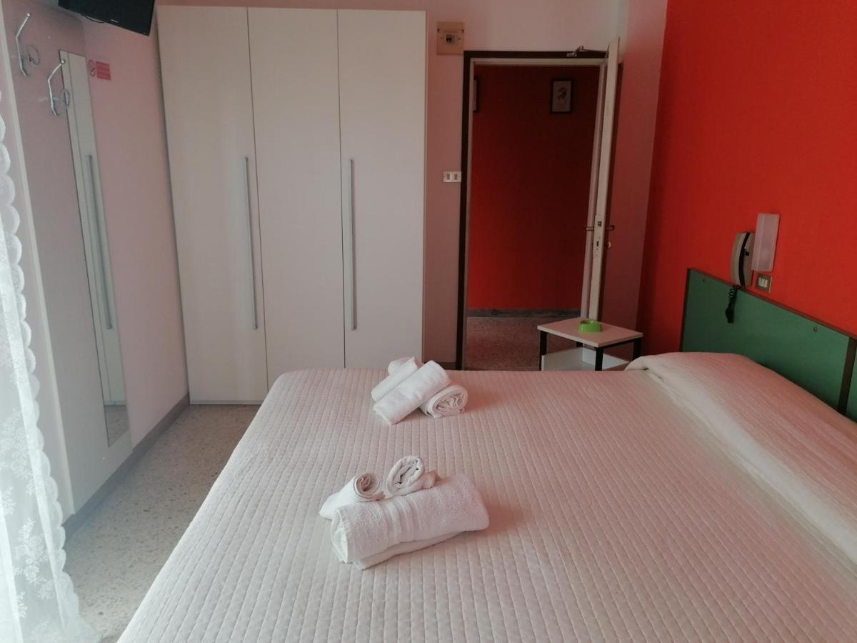 Hotel Nova Dhely Rimini Buitenkant foto