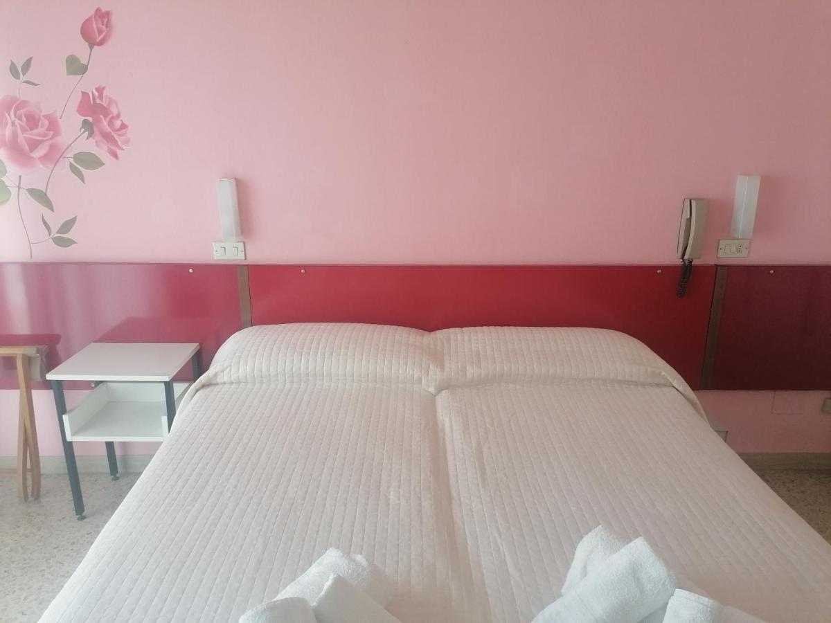 Hotel Nova Dhely Rimini Buitenkant foto