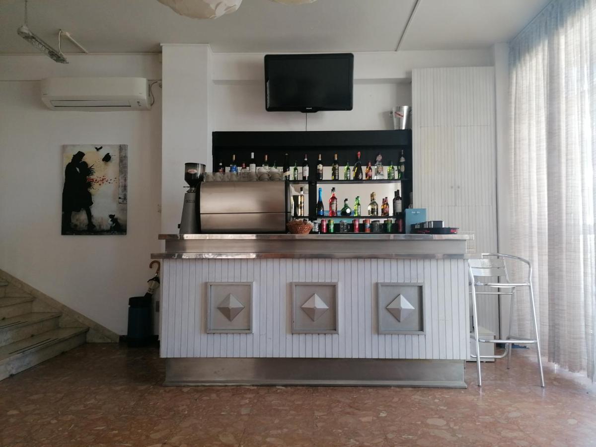 Hotel Nova Dhely Rimini Buitenkant foto