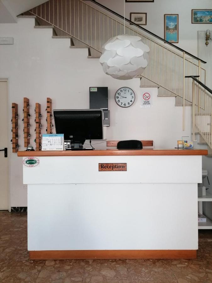 Hotel Nova Dhely Rimini Buitenkant foto
