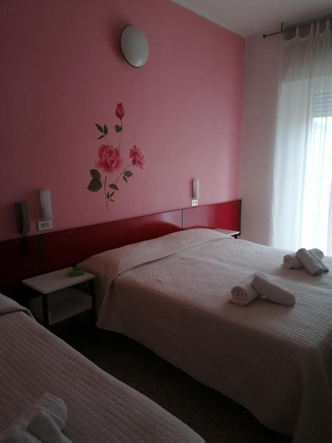 Hotel Nova Dhely Rimini Buitenkant foto