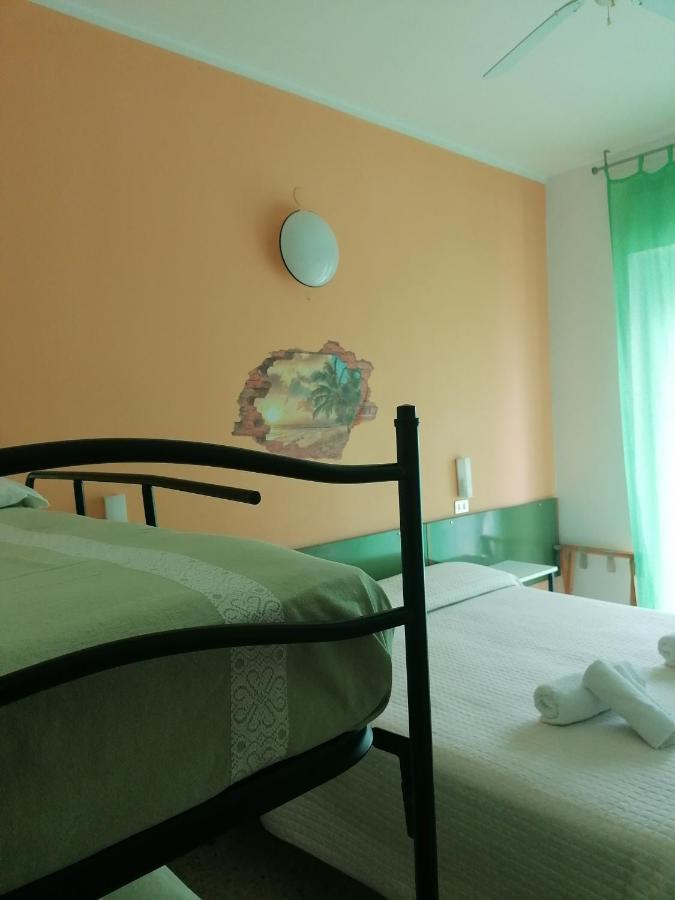 Hotel Nova Dhely Rimini Buitenkant foto