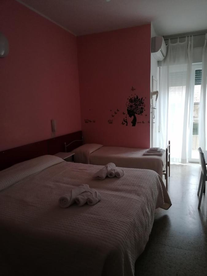 Hotel Nova Dhely Rimini Buitenkant foto