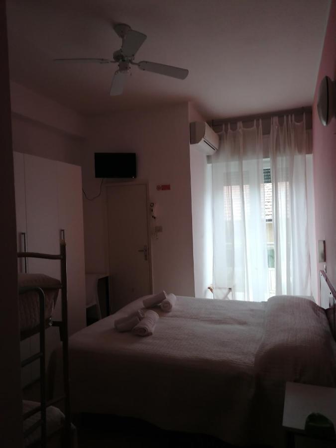 Hotel Nova Dhely Rimini Buitenkant foto