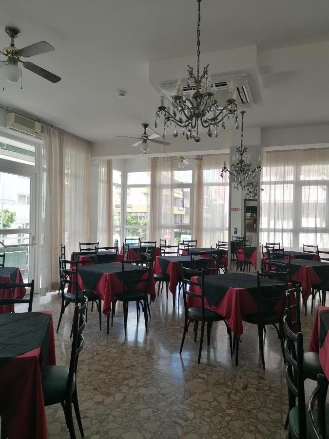 Hotel Nova Dhely Rimini Buitenkant foto