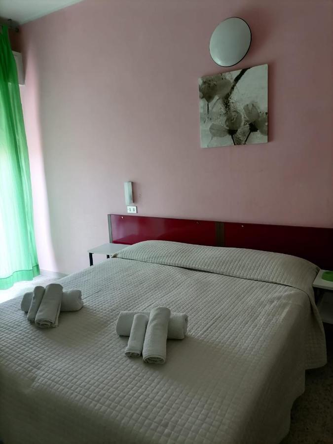 Hotel Nova Dhely Rimini Buitenkant foto