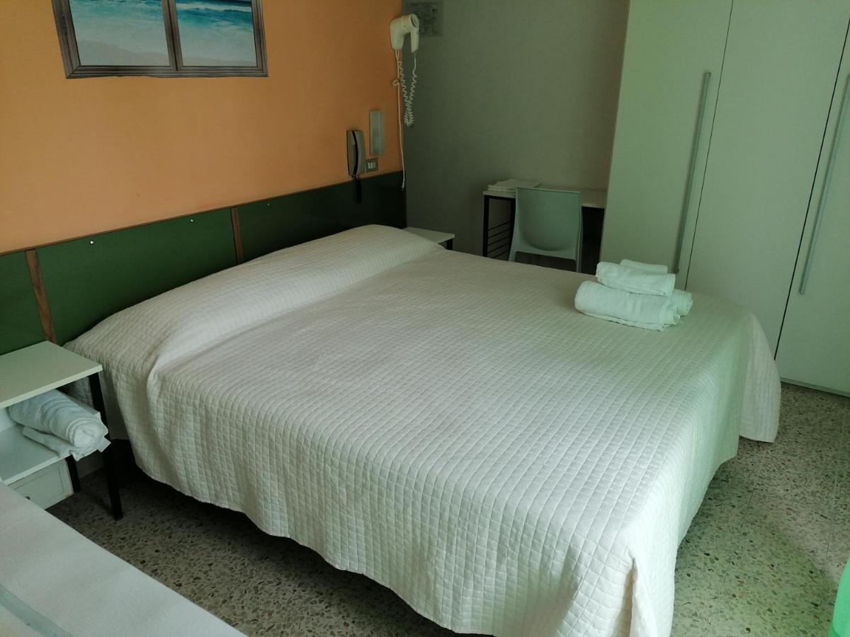 Hotel Nova Dhely Rimini Buitenkant foto