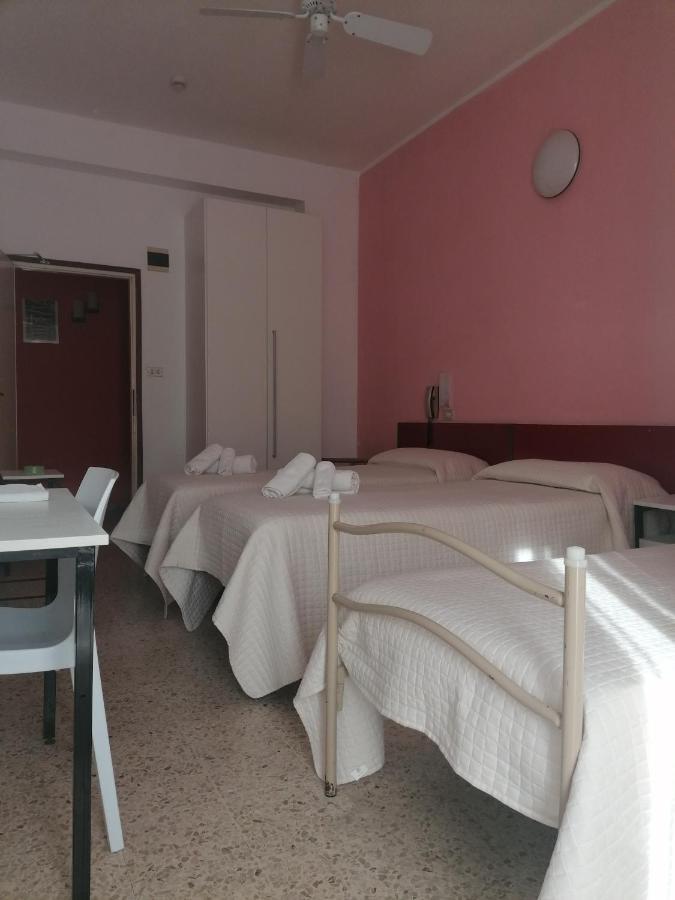 Hotel Nova Dhely Rimini Buitenkant foto