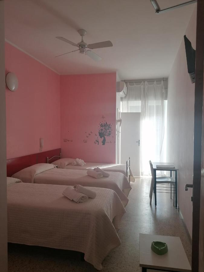 Hotel Nova Dhely Rimini Buitenkant foto
