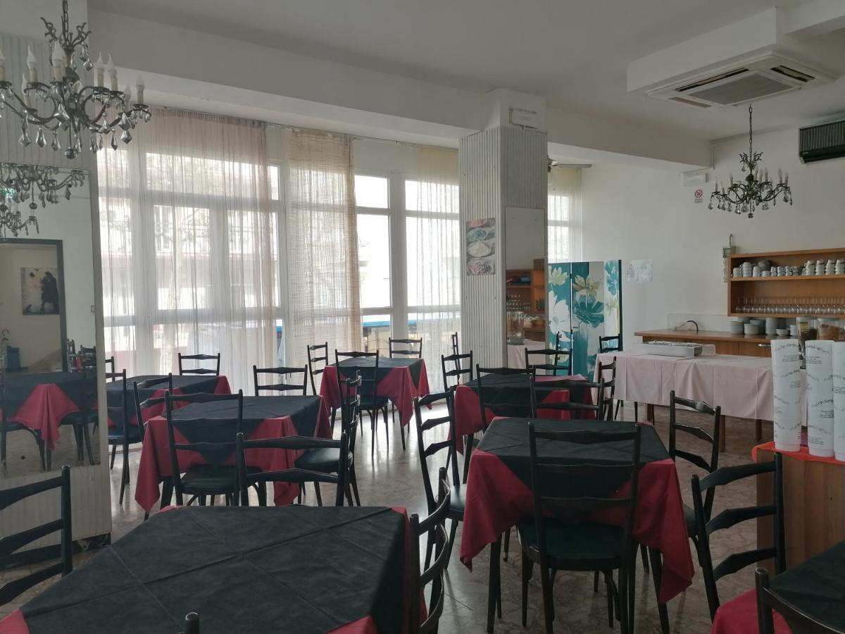 Hotel Nova Dhely Rimini Buitenkant foto