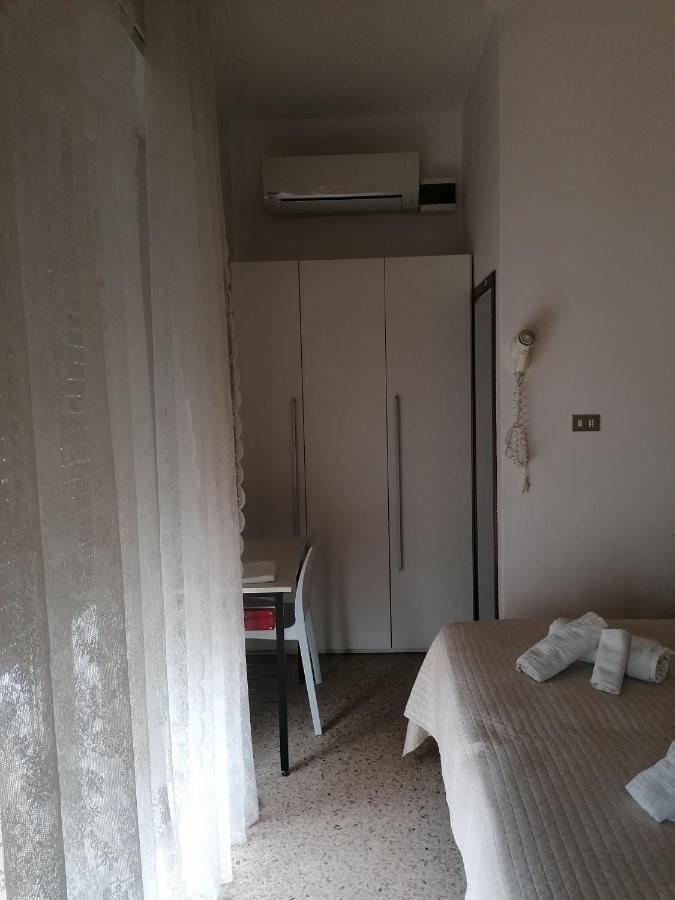 Hotel Nova Dhely Rimini Buitenkant foto
