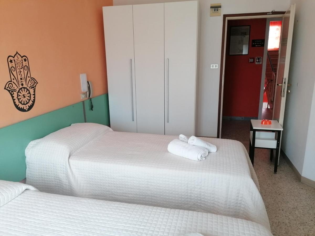 Hotel Nova Dhely Rimini Buitenkant foto