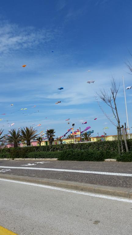 Hotel Nova Dhely Rimini Buitenkant foto