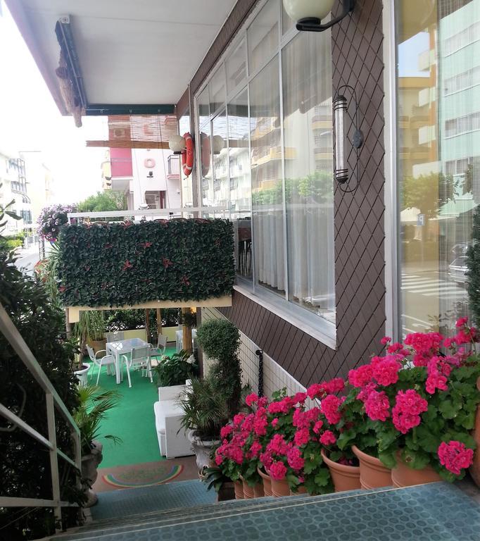 Hotel Nova Dhely Rimini Buitenkant foto