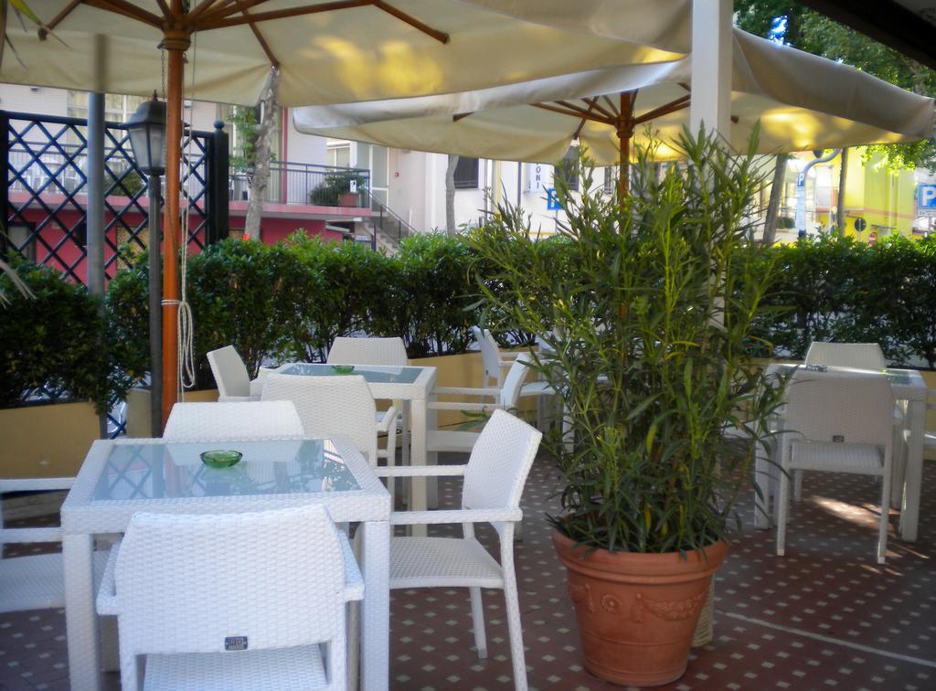 Hotel Nova Dhely Rimini Buitenkant foto