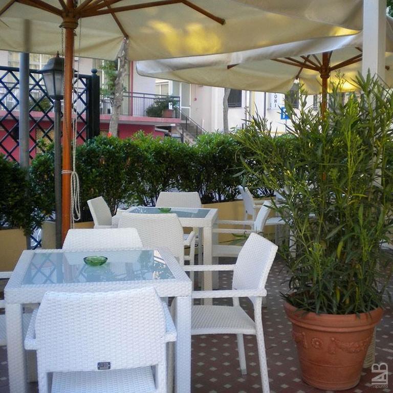 Hotel Nova Dhely Rimini Buitenkant foto
