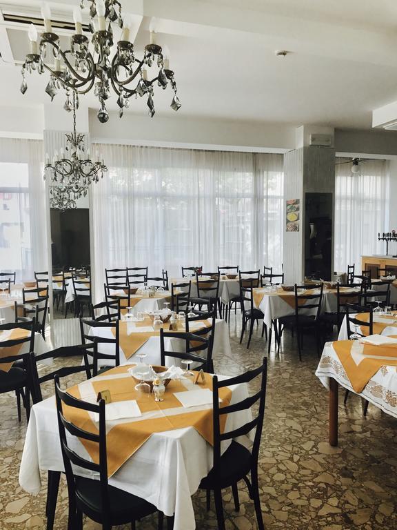 Hotel Nova Dhely Rimini Buitenkant foto