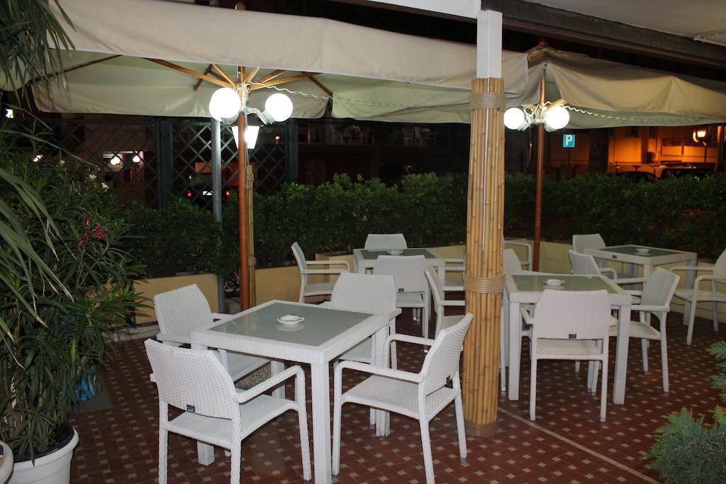 Hotel Nova Dhely Rimini Buitenkant foto