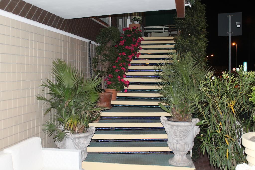Hotel Nova Dhely Rimini Buitenkant foto